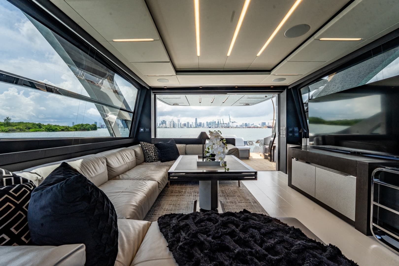 2019 Pershing 8X photo 39