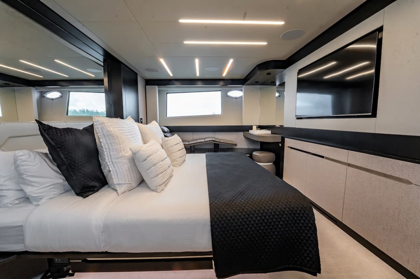 2019 Pershing 8X photo 52