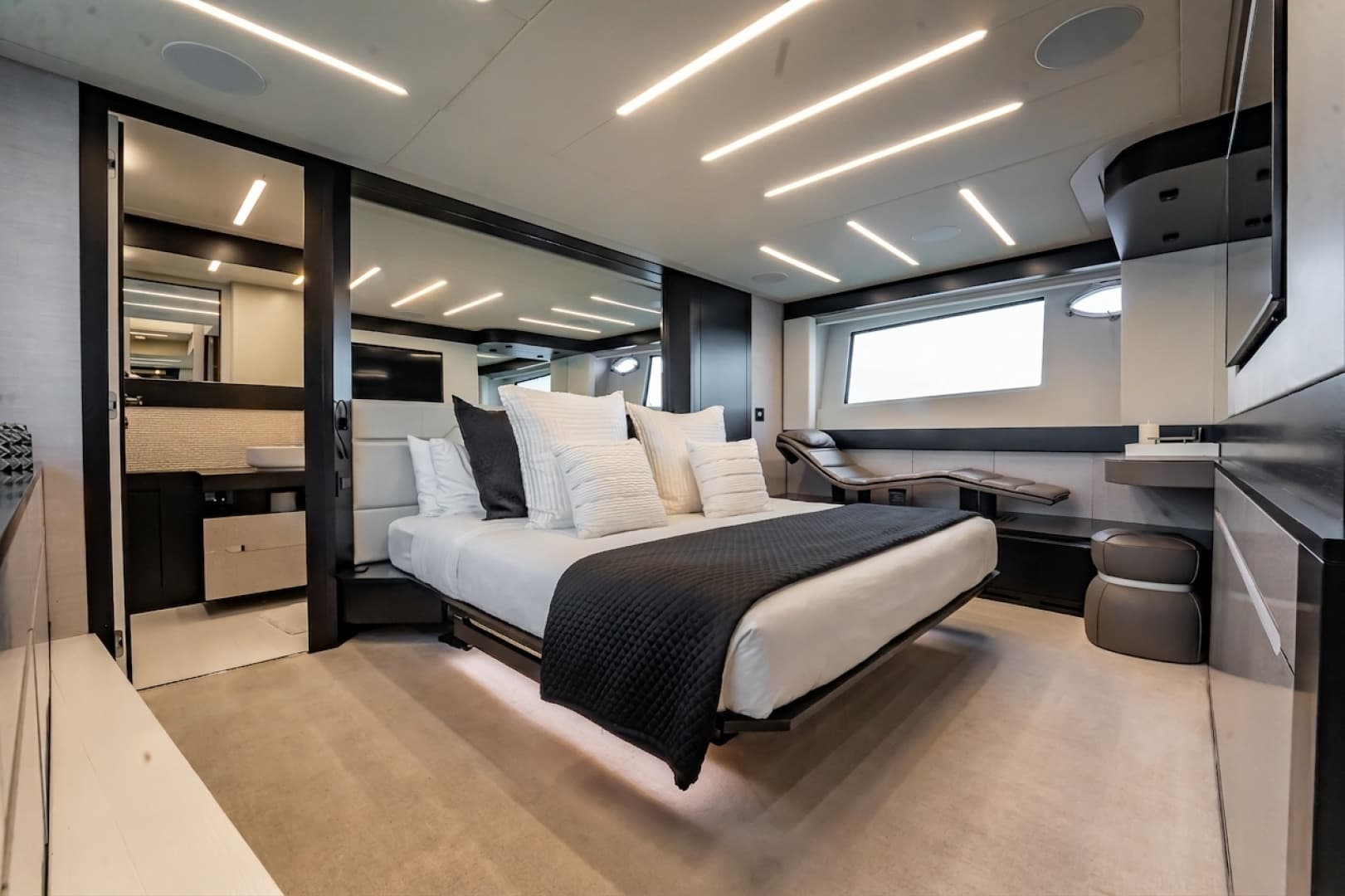 2019 Pershing 8X photo 53