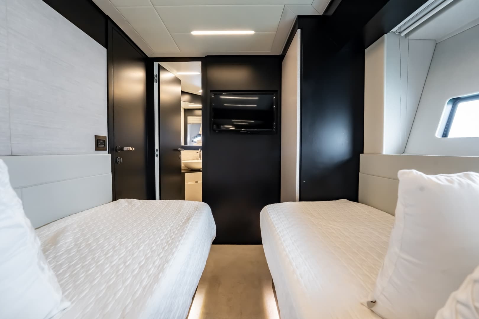 2019 Pershing 8X photo 61