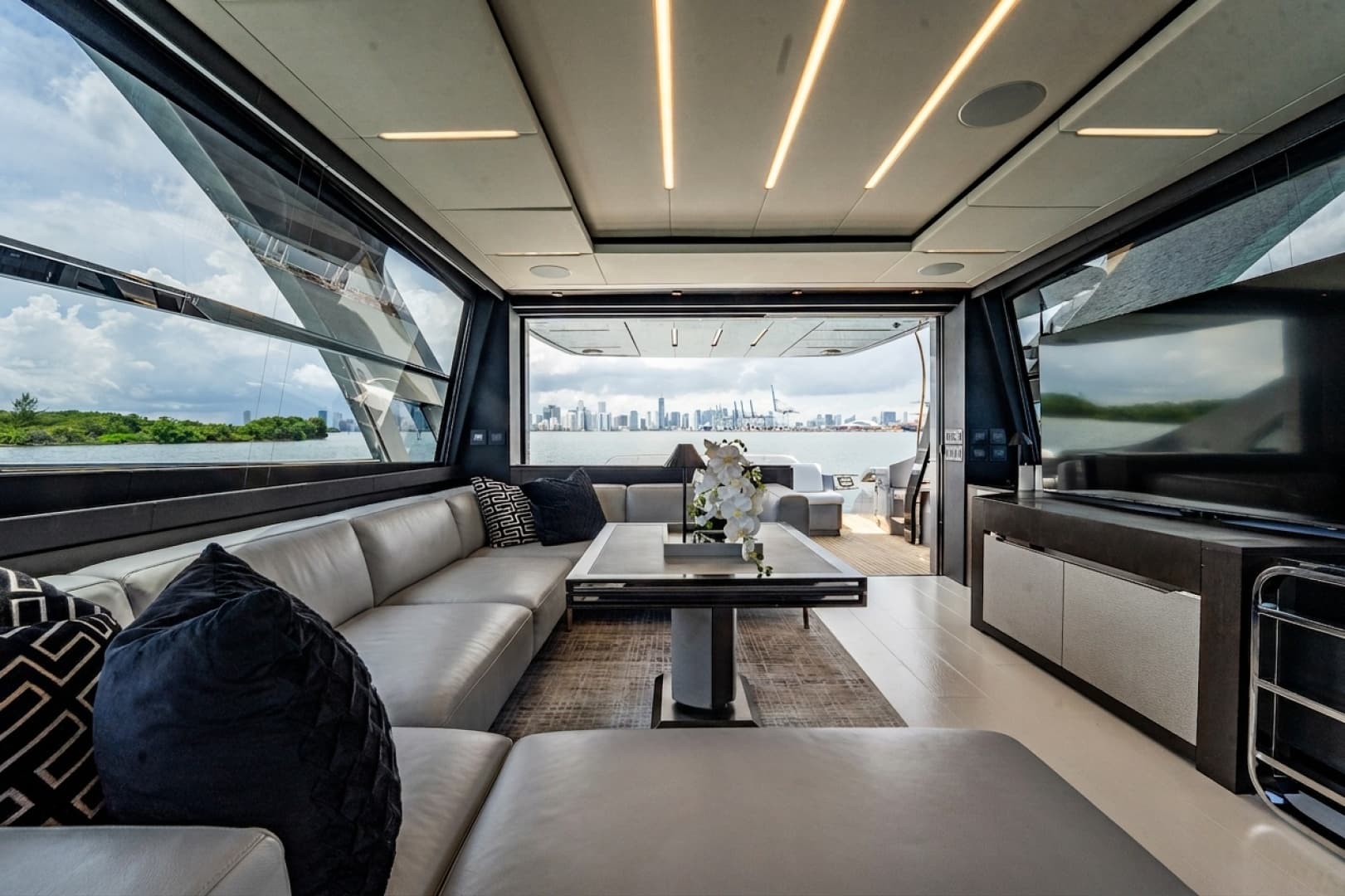 2019 Pershing 8X photo 40