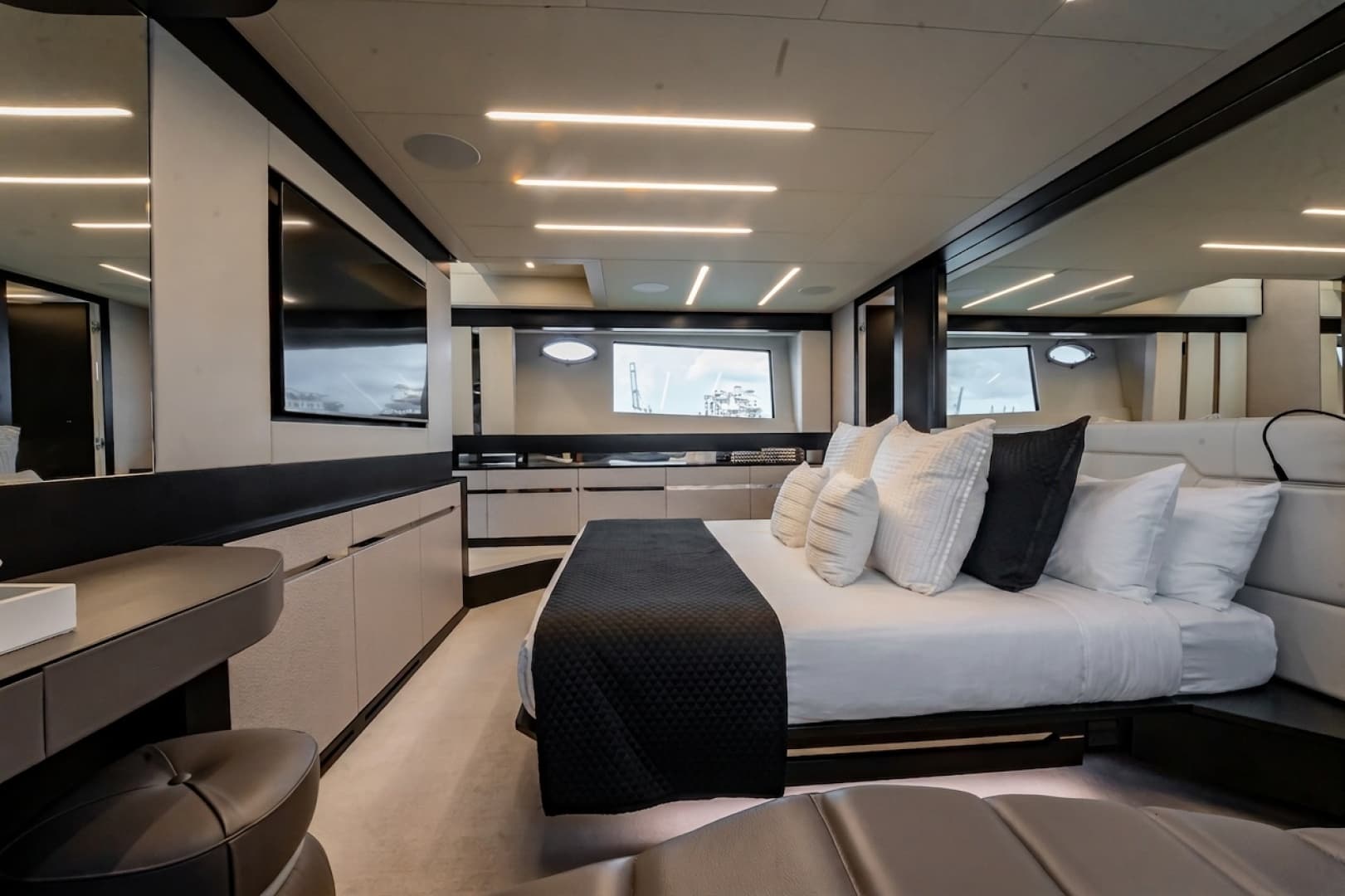 2019 Pershing 8X photo 54