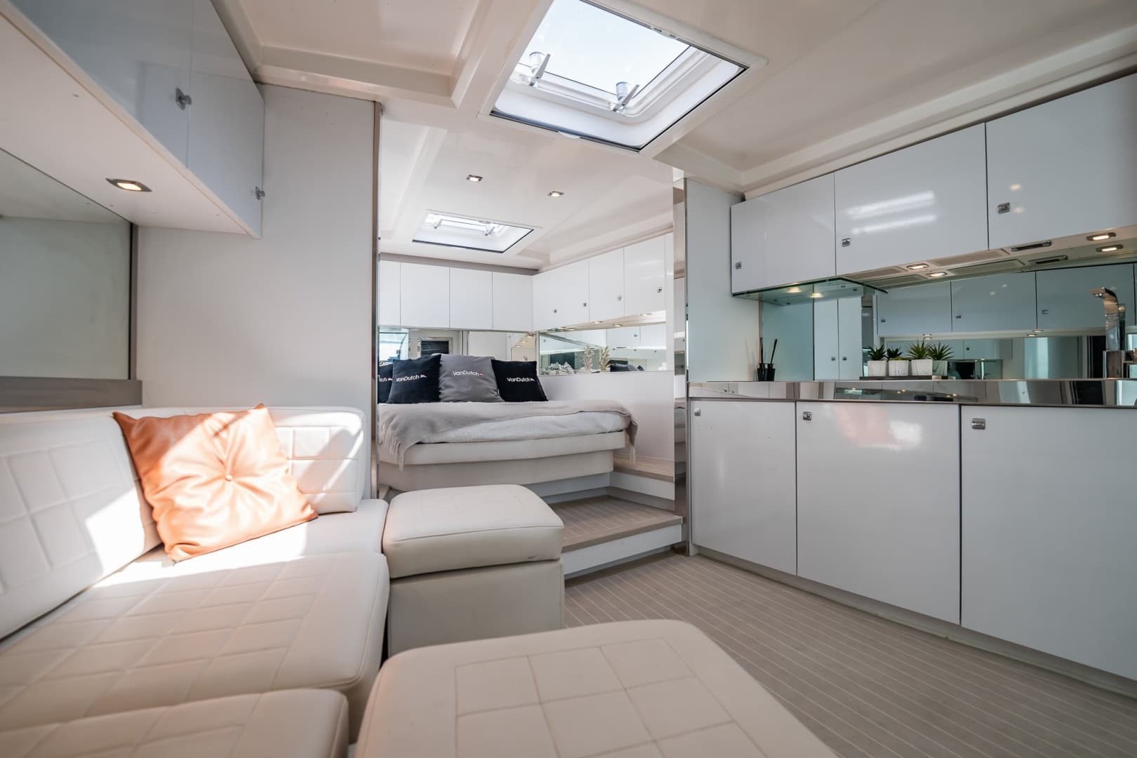 2015 VanDutch 55 photo 11