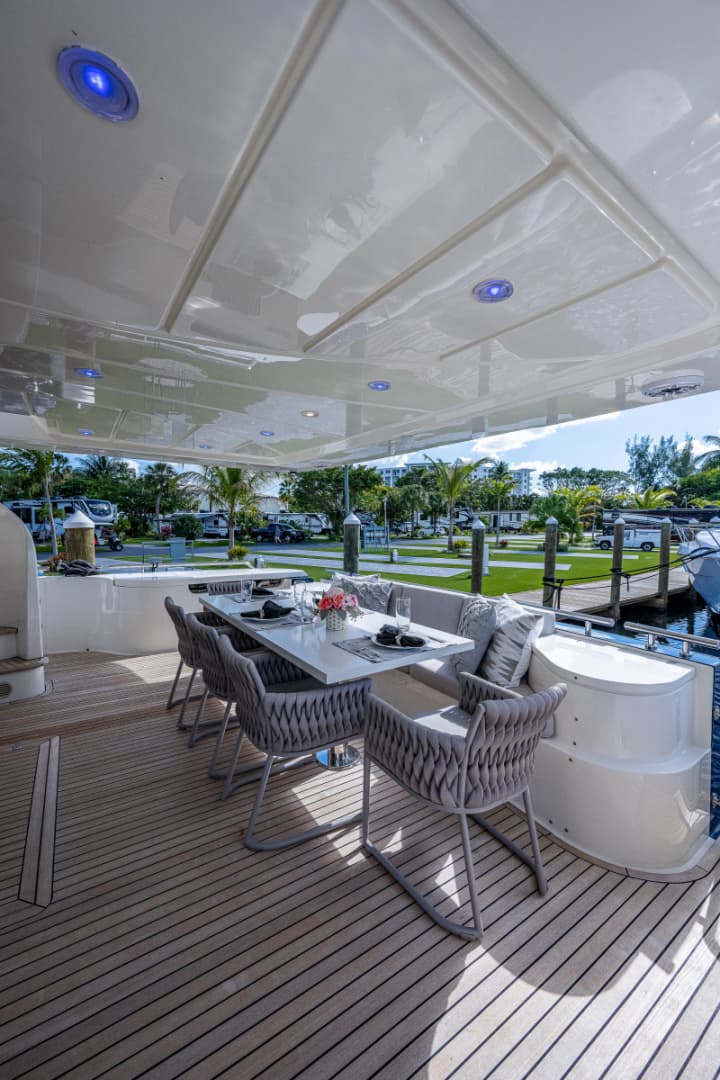2006 Ferretti Yachts 830 photo 13