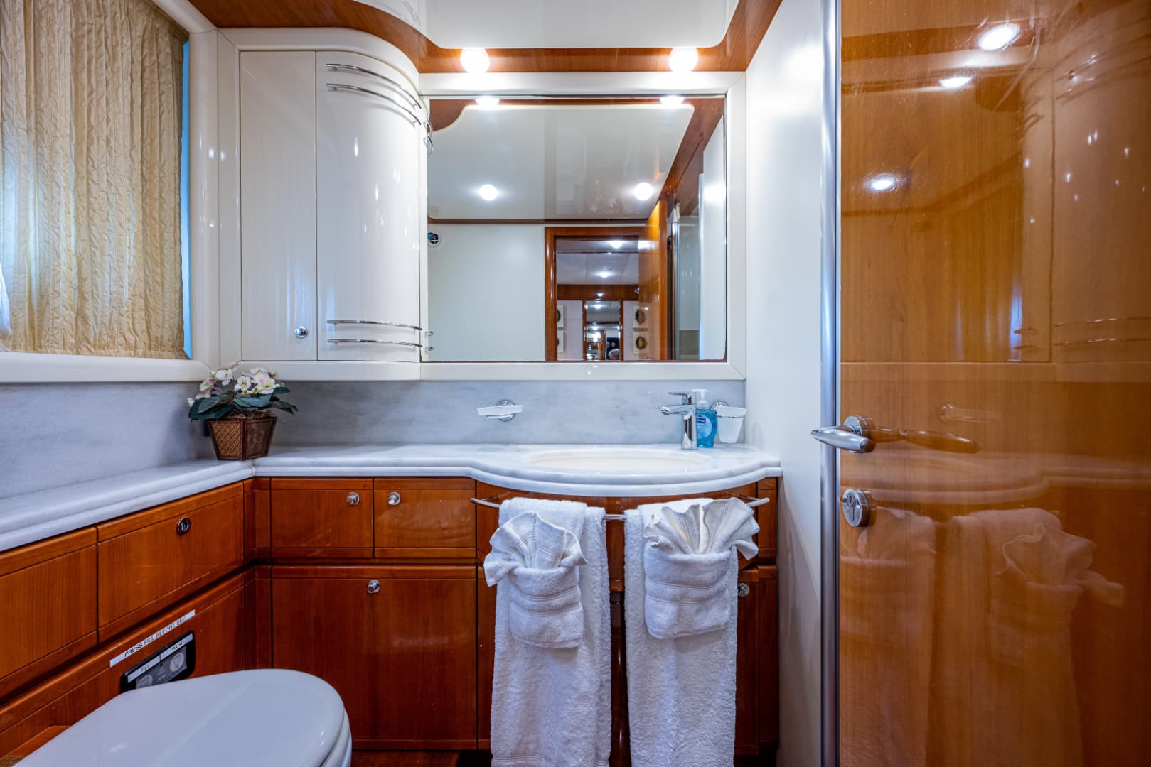2006 Ferretti Yachts 830 photo 54