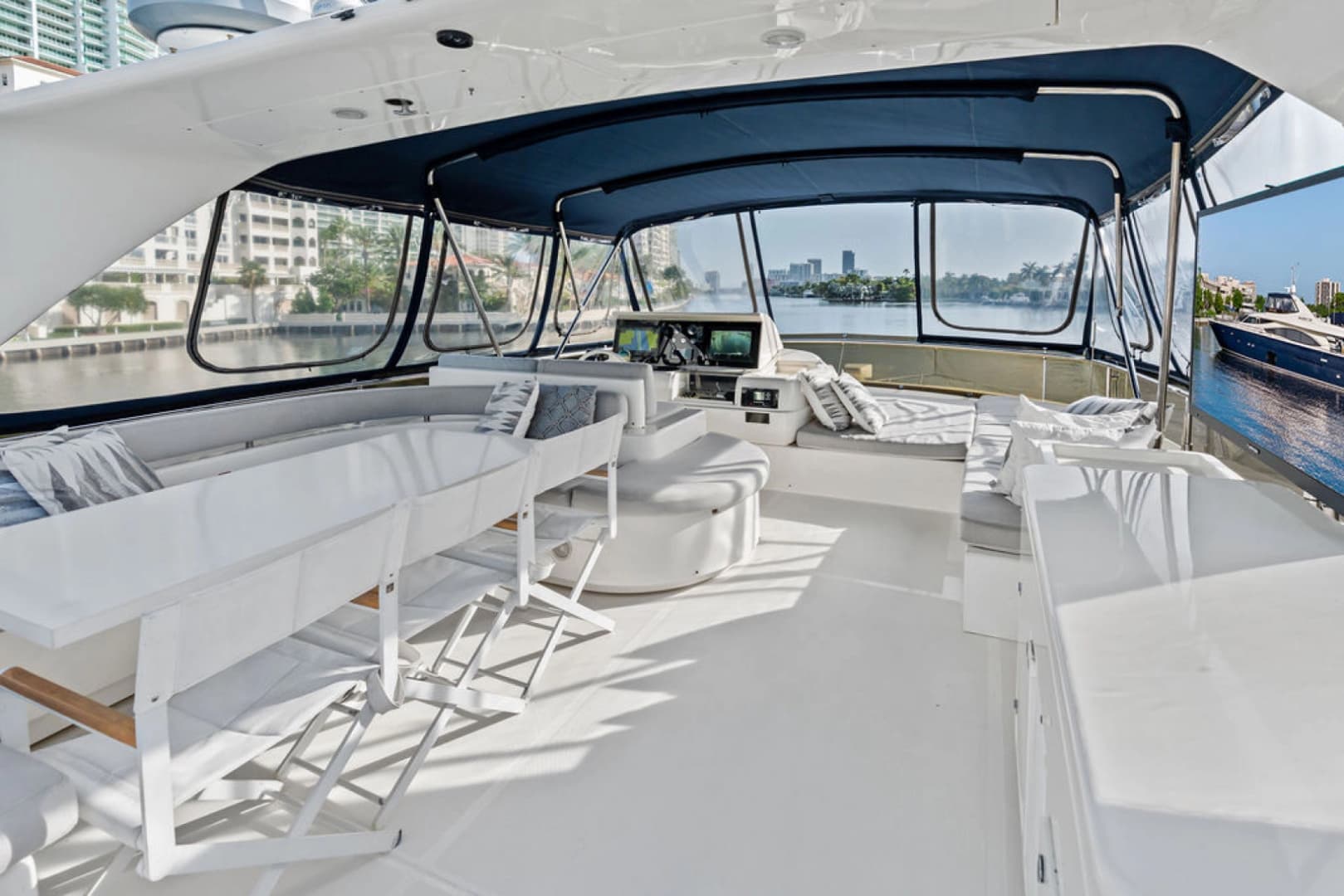 2006 Ferretti Yachts 830 photo 23
