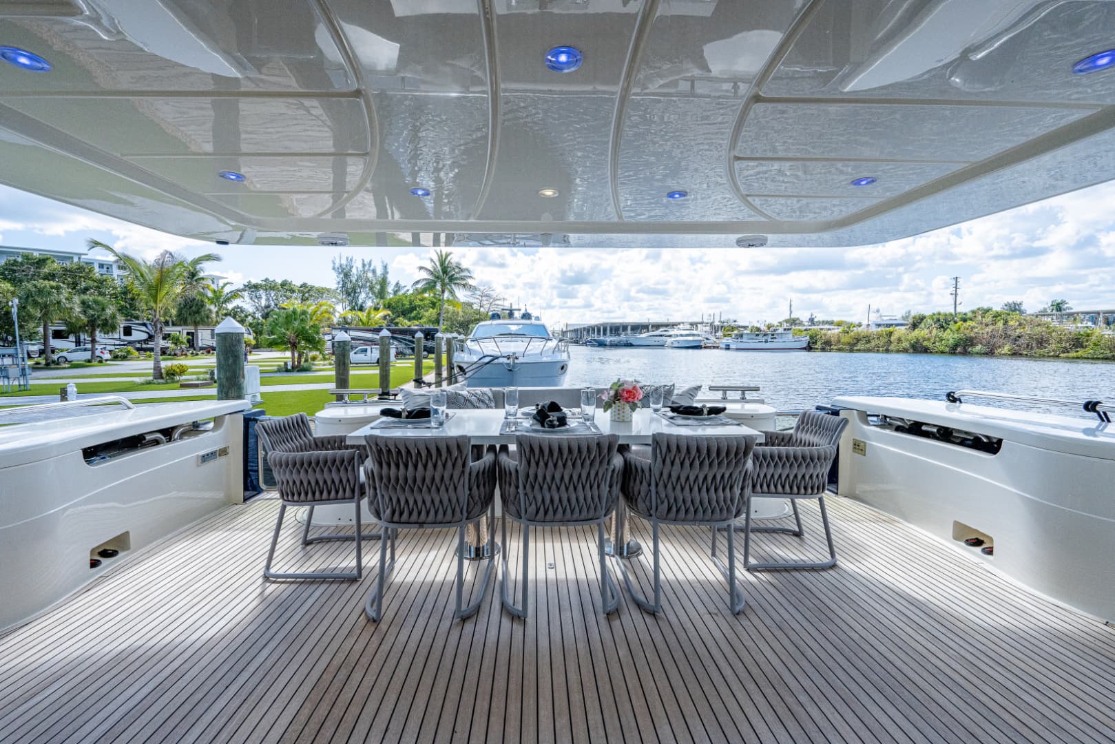 2006 Ferretti Yachts 830 photo 14