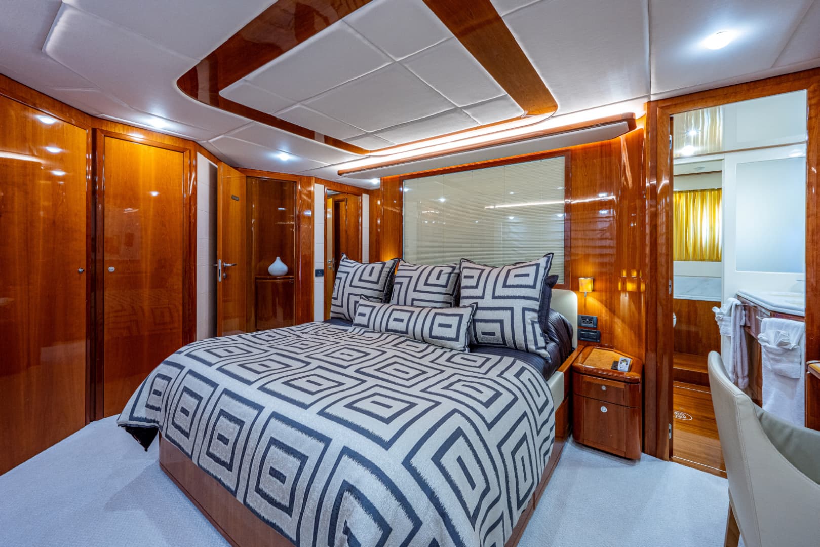 2006 Ferretti Yachts 830 photo 52