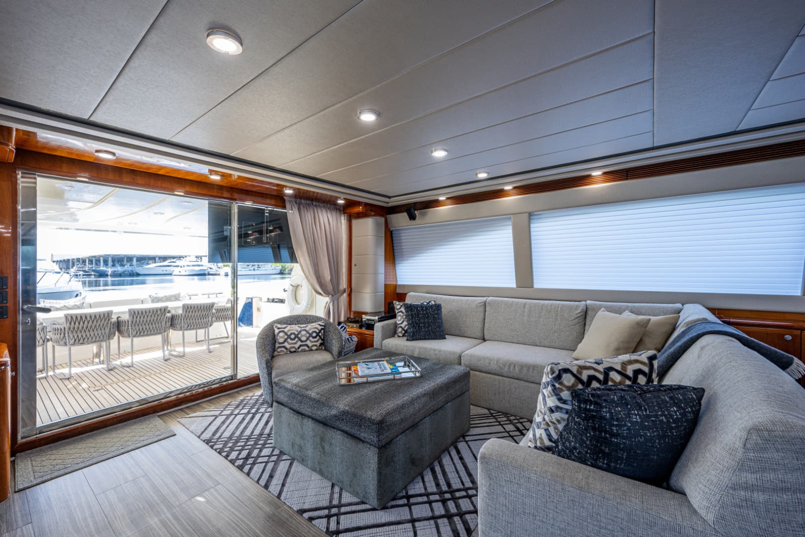2006 Ferretti Yachts 830 photo 35
