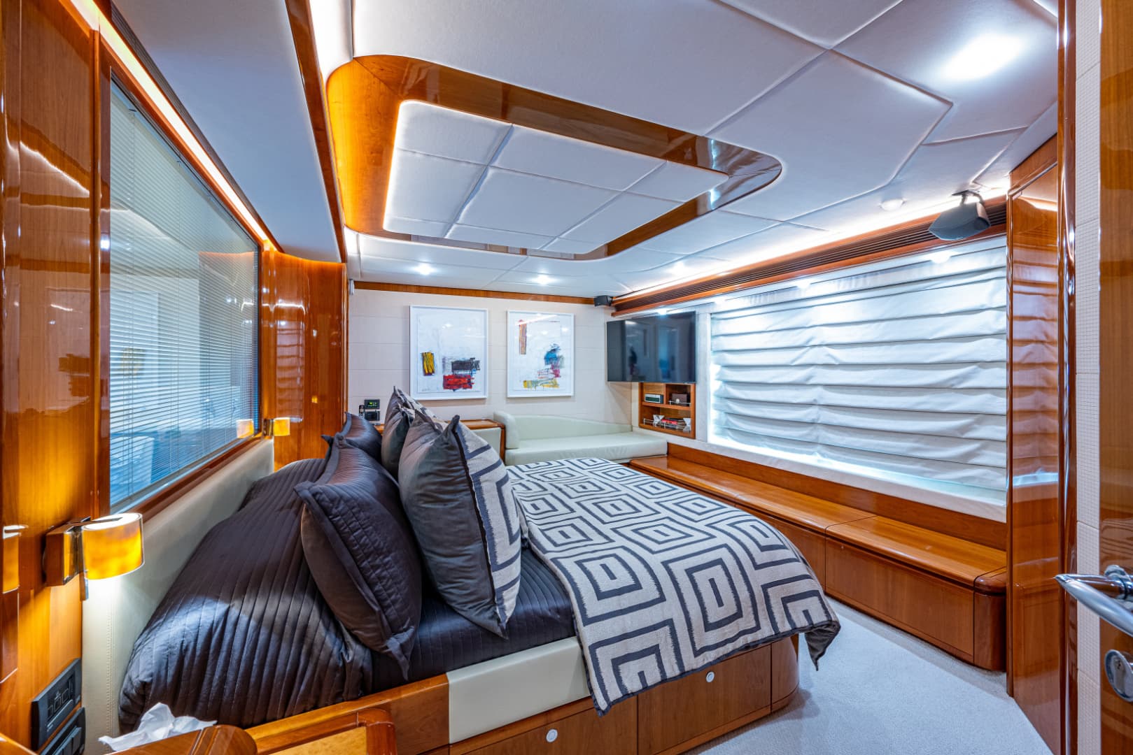 2006 Ferretti Yachts 830 photo 48