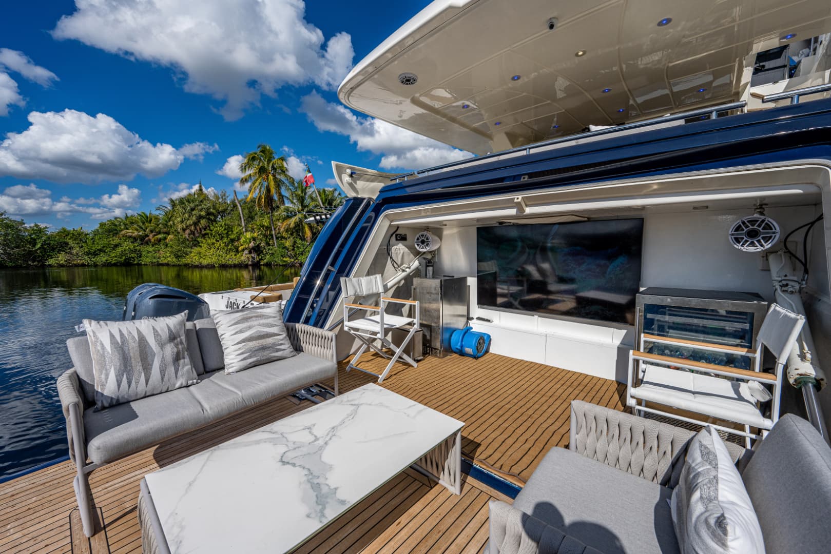 2006 Ferretti Yachts 830 photo 9