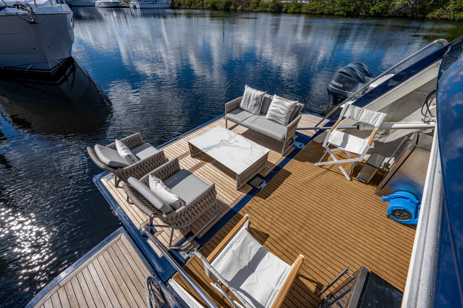 2006 Ferretti Yachts 830 photo 10