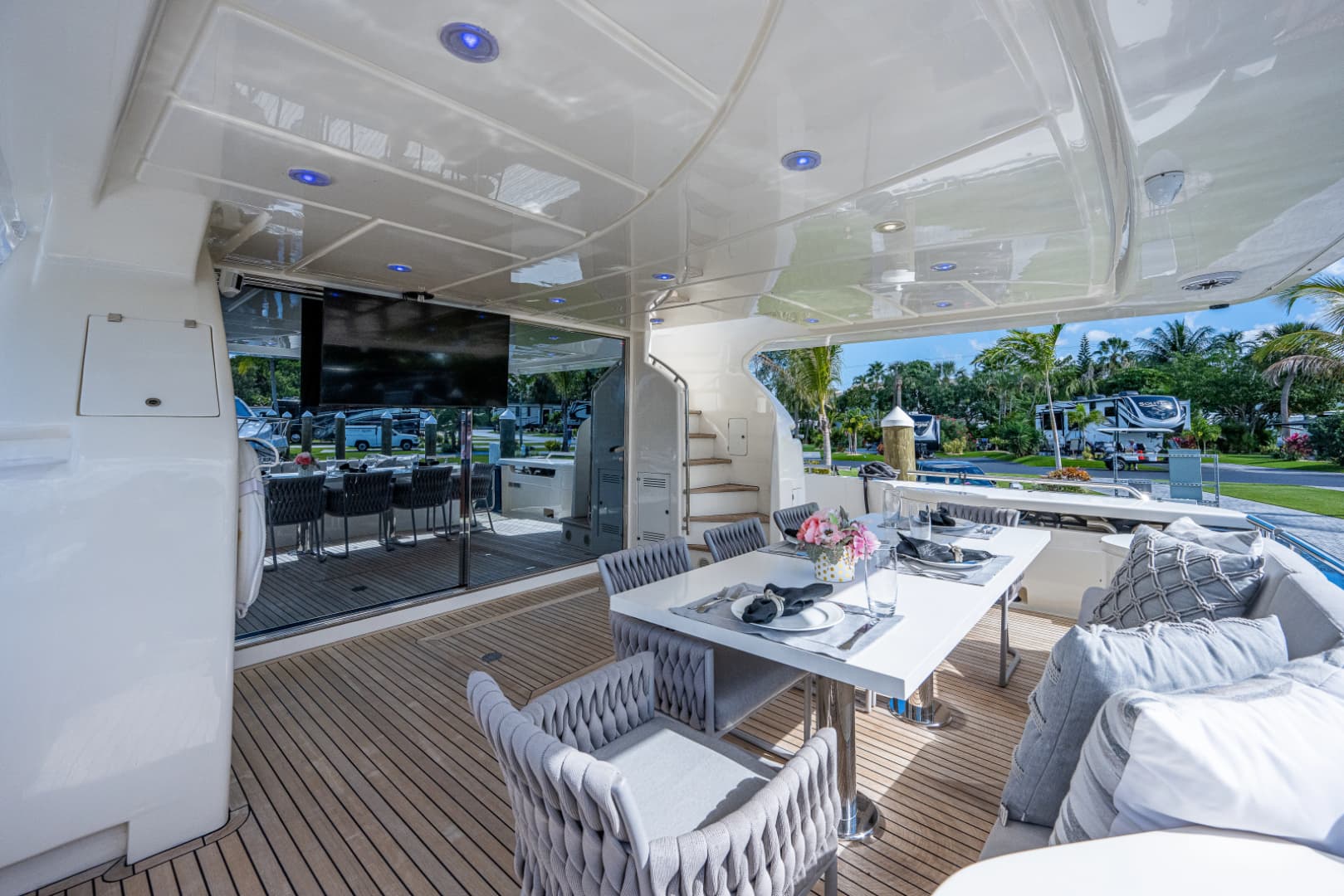 2006 Ferretti Yachts 830 photo 12