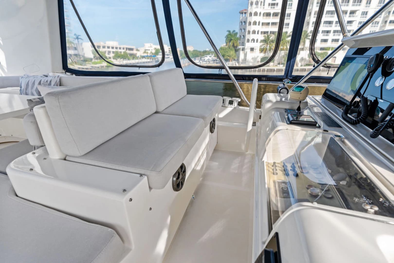 2006 Ferretti Yachts 830 photo 28