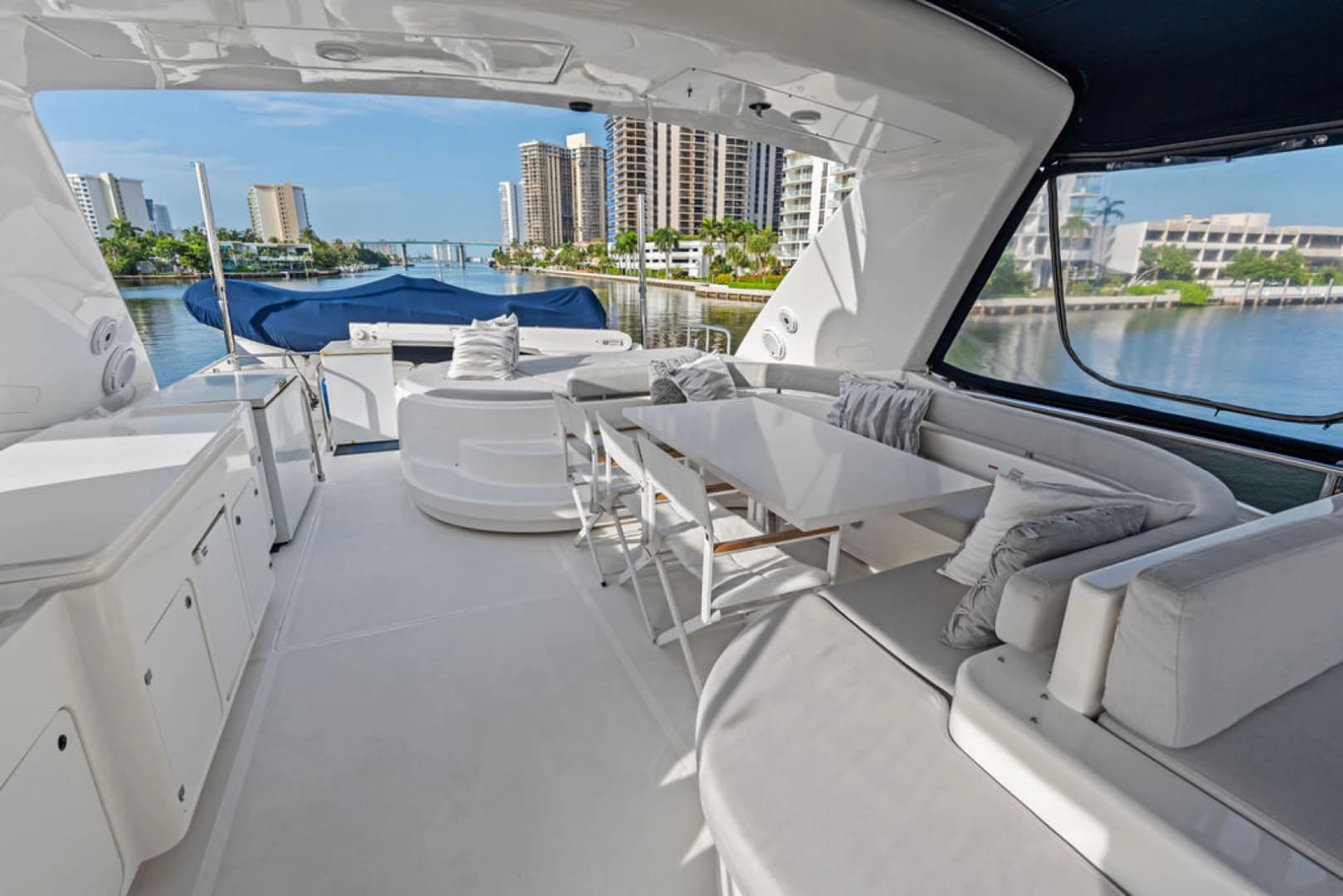 2006 Ferretti Yachts 830 photo 26