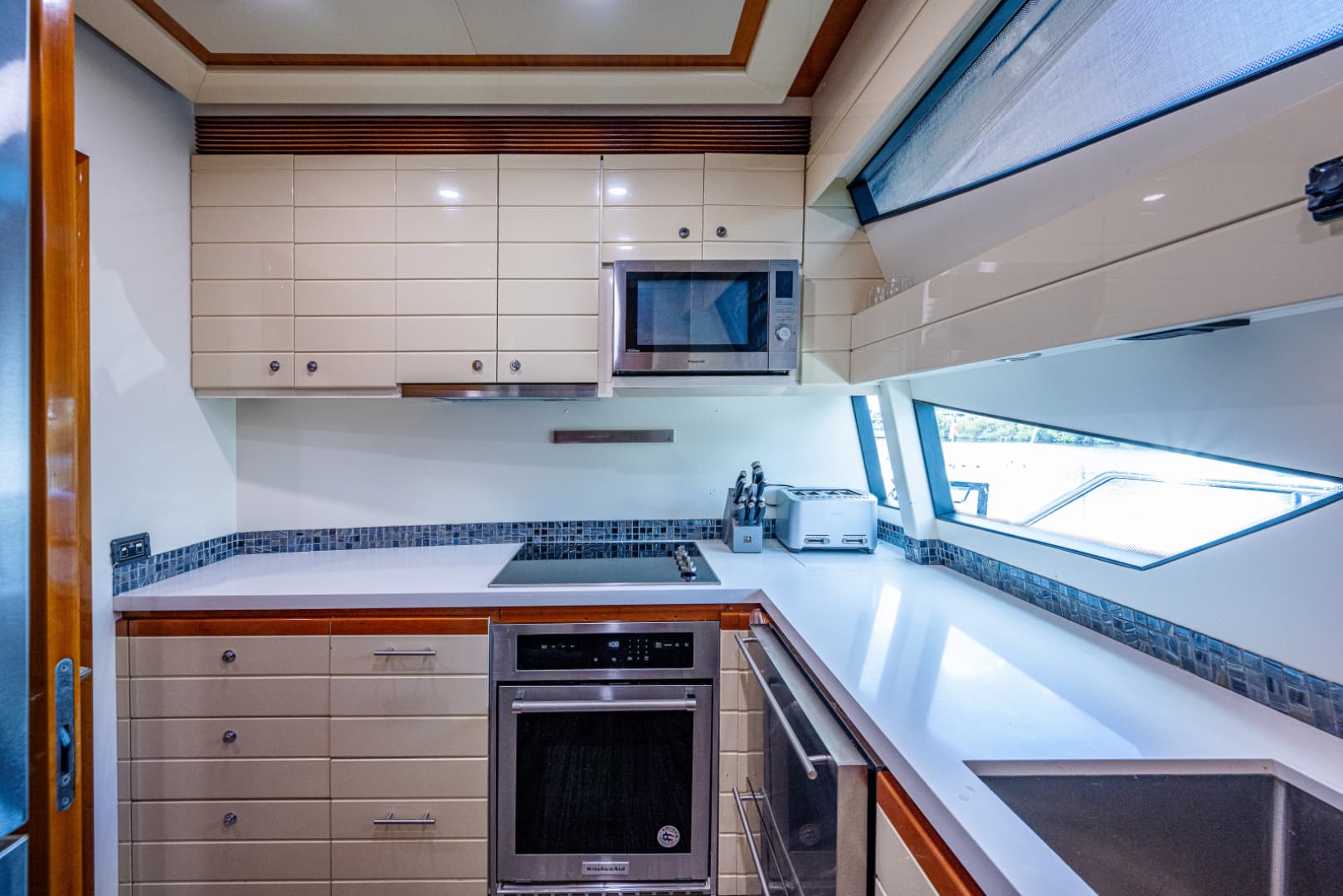 2006 Ferretti Yachts 830 photo 42