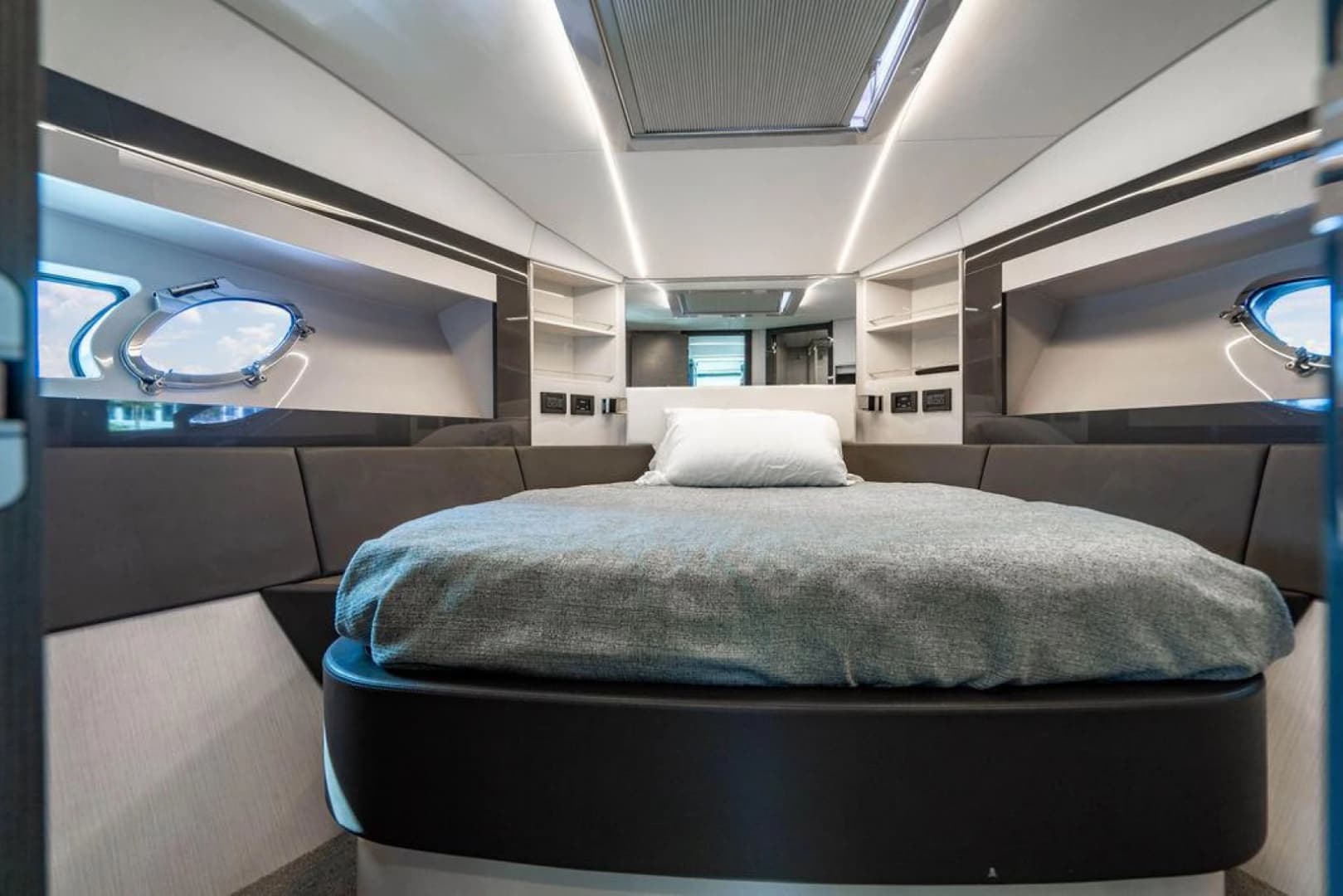 2018 Pershing 5x photo 45